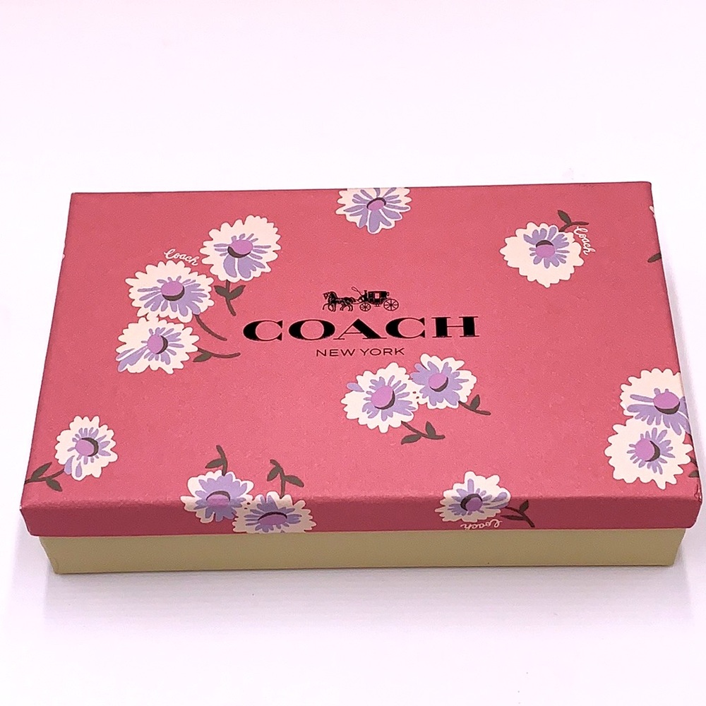 COACH Boxed Corner Zip Wristlet With Daisy Print COLOR:
Silver/Bubblegum… - Picture 12 of 16